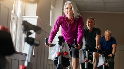 Older adults train their bodies on exercise bikes