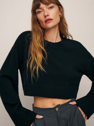Cropped cashmere crew sweater in black