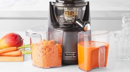 How we test juicers - Kuvings EVO820 making mango and carrot juice