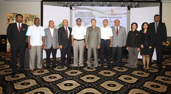 LIMBC honorary patron, Tun Dr Mahathir Mohamad, flanked by Datuk Malik Mydin, CEO of Human Voyage Sdn Bhd, organisers of the LIMBC 2011, with representatives of LIMBC's sponsorship partners