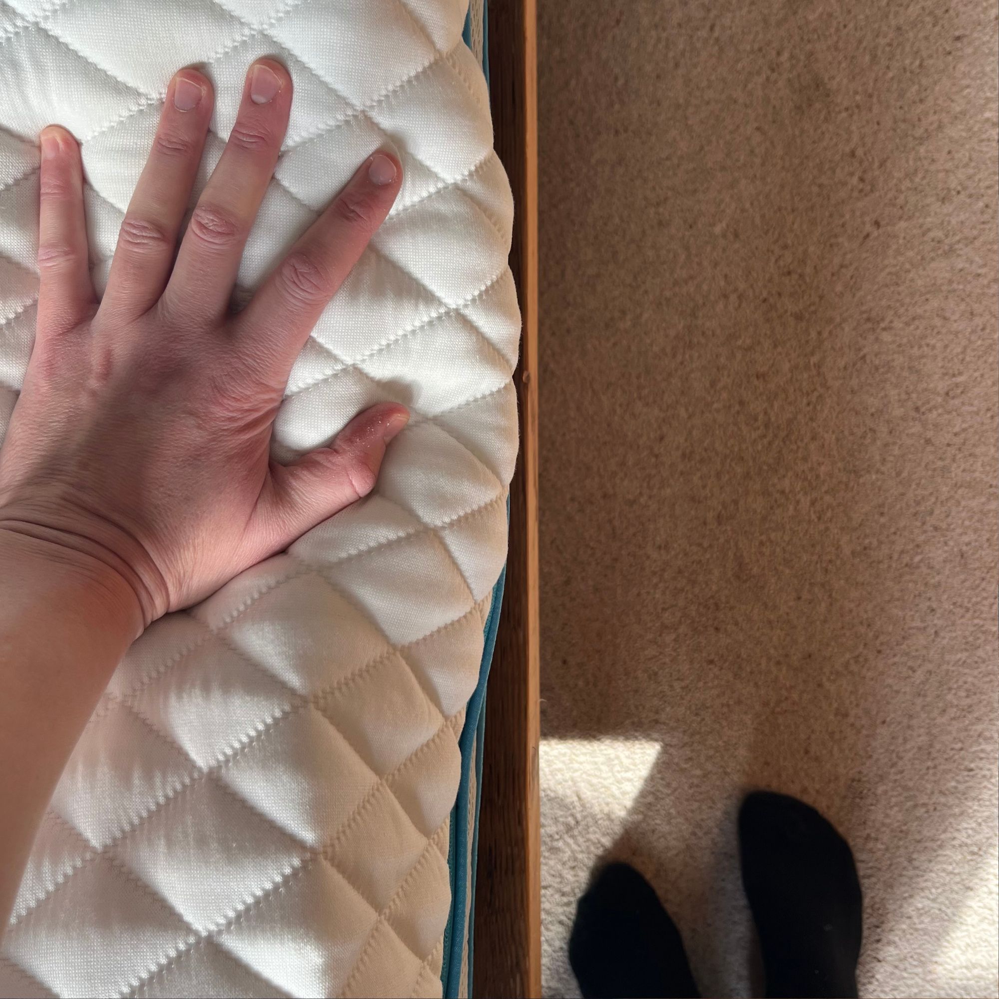 Simba Hybrid Luxe Mattress with hand on edge