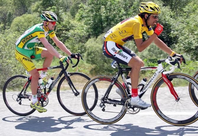 Floyd Landis (Phonak) marks yellow jersey holder Oscar Pereiro (Caisse d'Epargne-Illes Balears) during stage 15 at the 2006 Tour de France