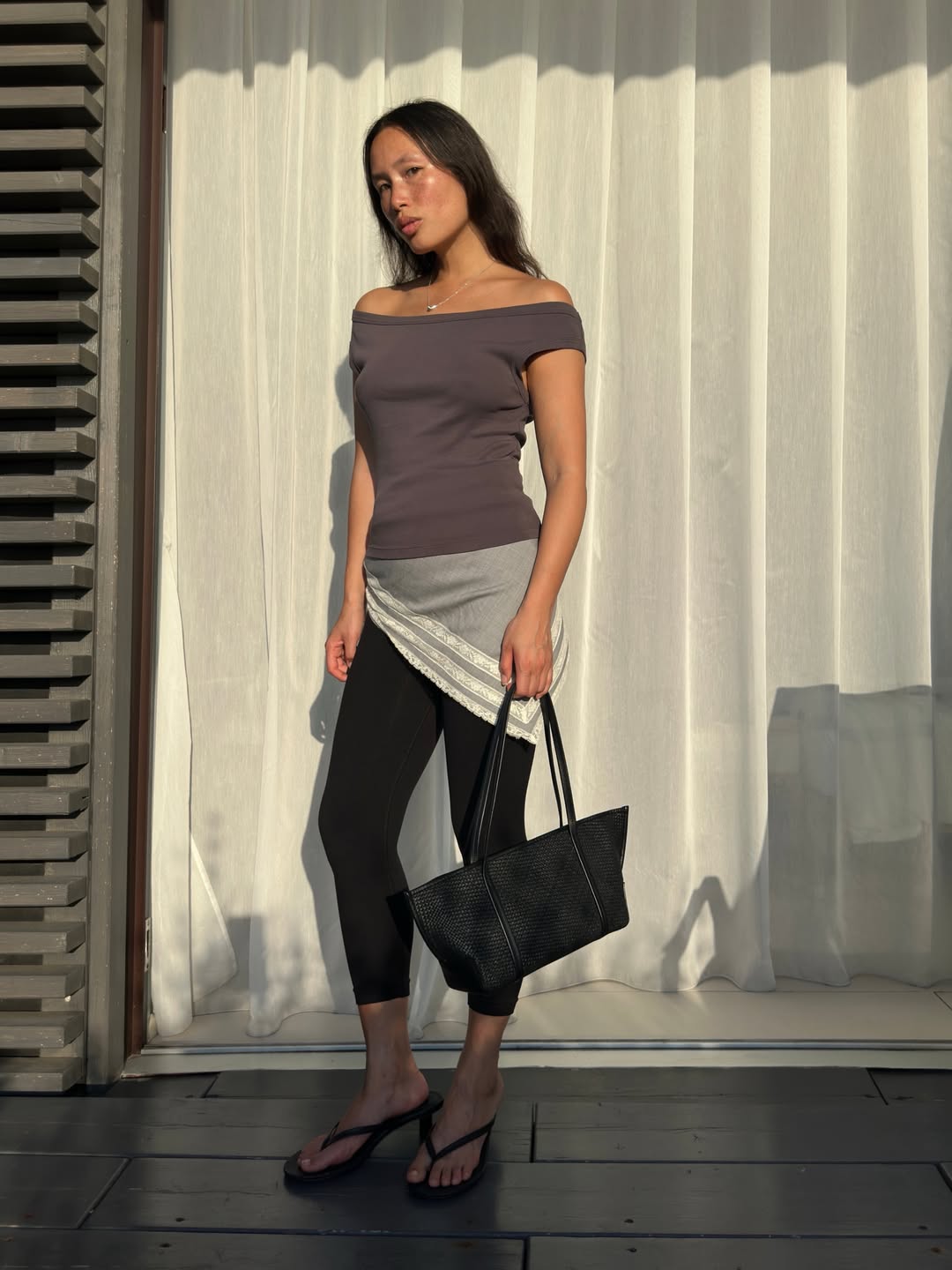 Viki in capris with heeled flip-flops