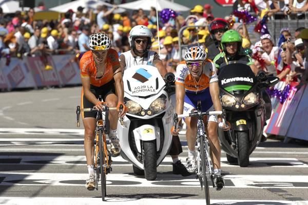Samuel Sanchez and Denis Menchov cross the line ahead of Contador and Schleck