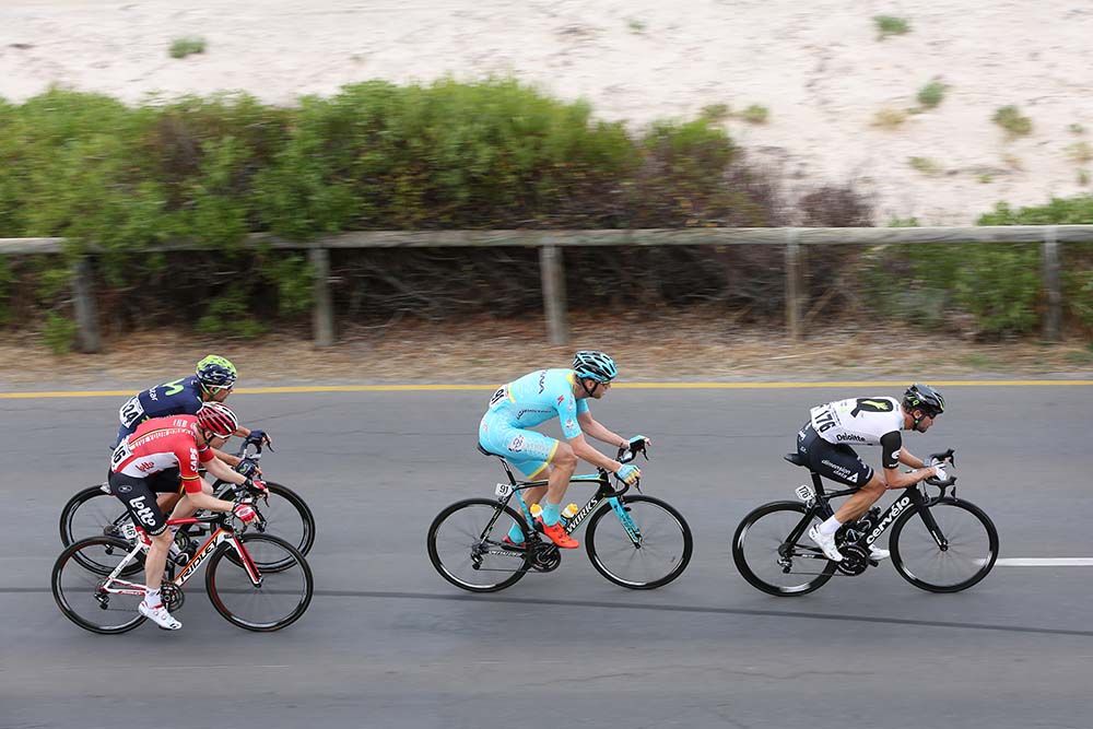 The break of the days rides past the beach
