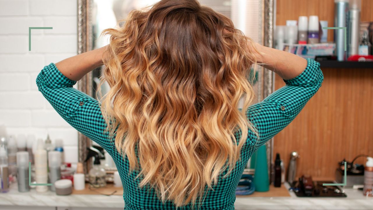 woman with U-shape haircut picture in a salon