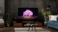 LG C1 OLED TV stående på brunt TV-møbel