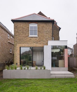 detached house with side extension with different exterior finishes used in rectangular blocks