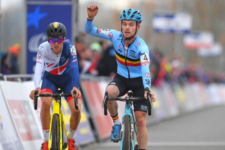 Eli Iserbyt (Belgium) beats Tom Pidcock (Great Britain).