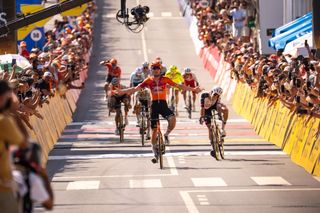 Volta a Portugal: Xabier Isasa sprints ahead of Rui Oliveira to win stage 6