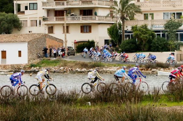 The peloton goes by Porto Petro.
