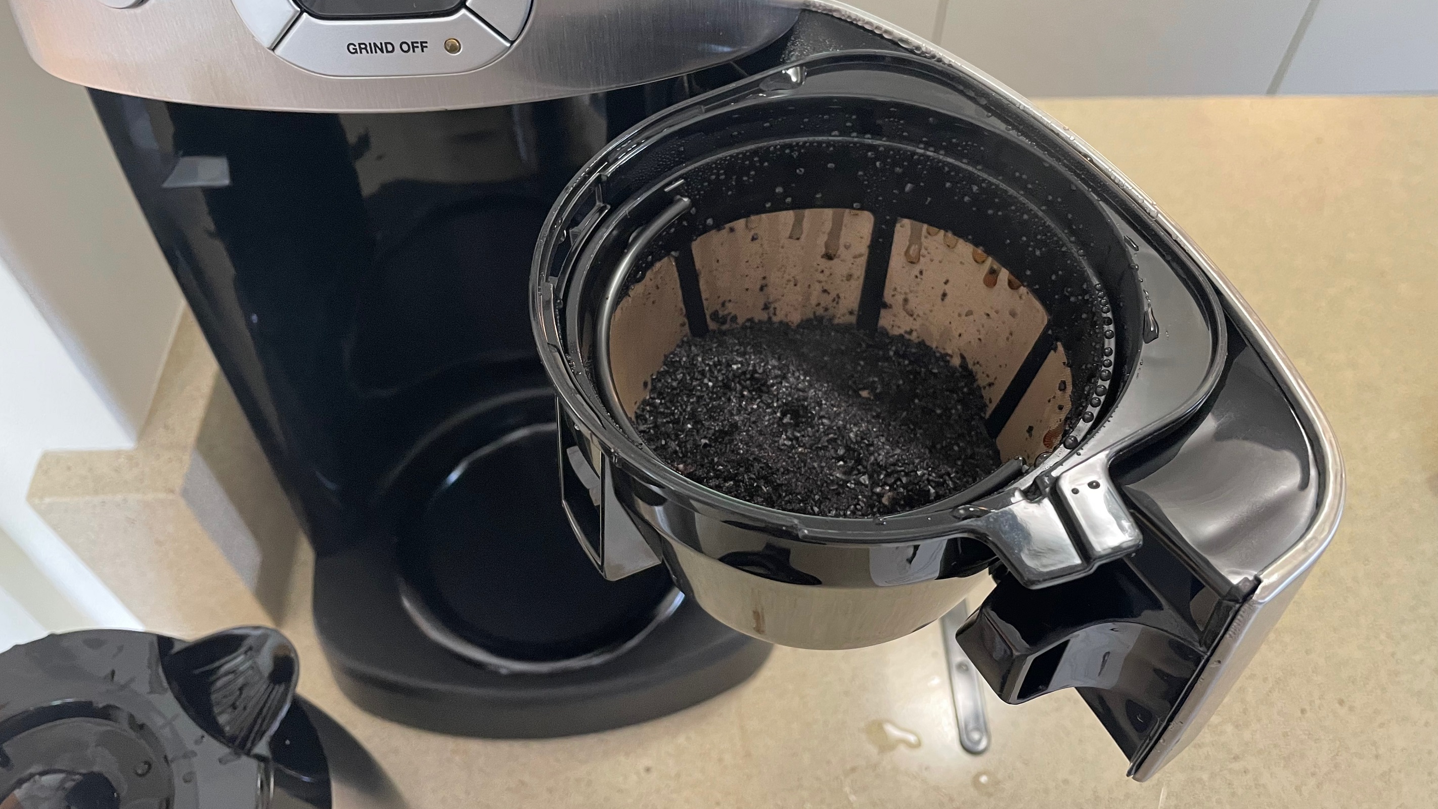 Emptying the grinds from the filter on the Cuisinart Grind & Brew