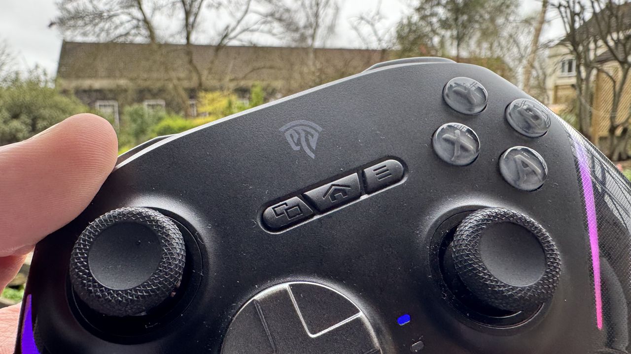 the top middle of the EasySMX D10 outside