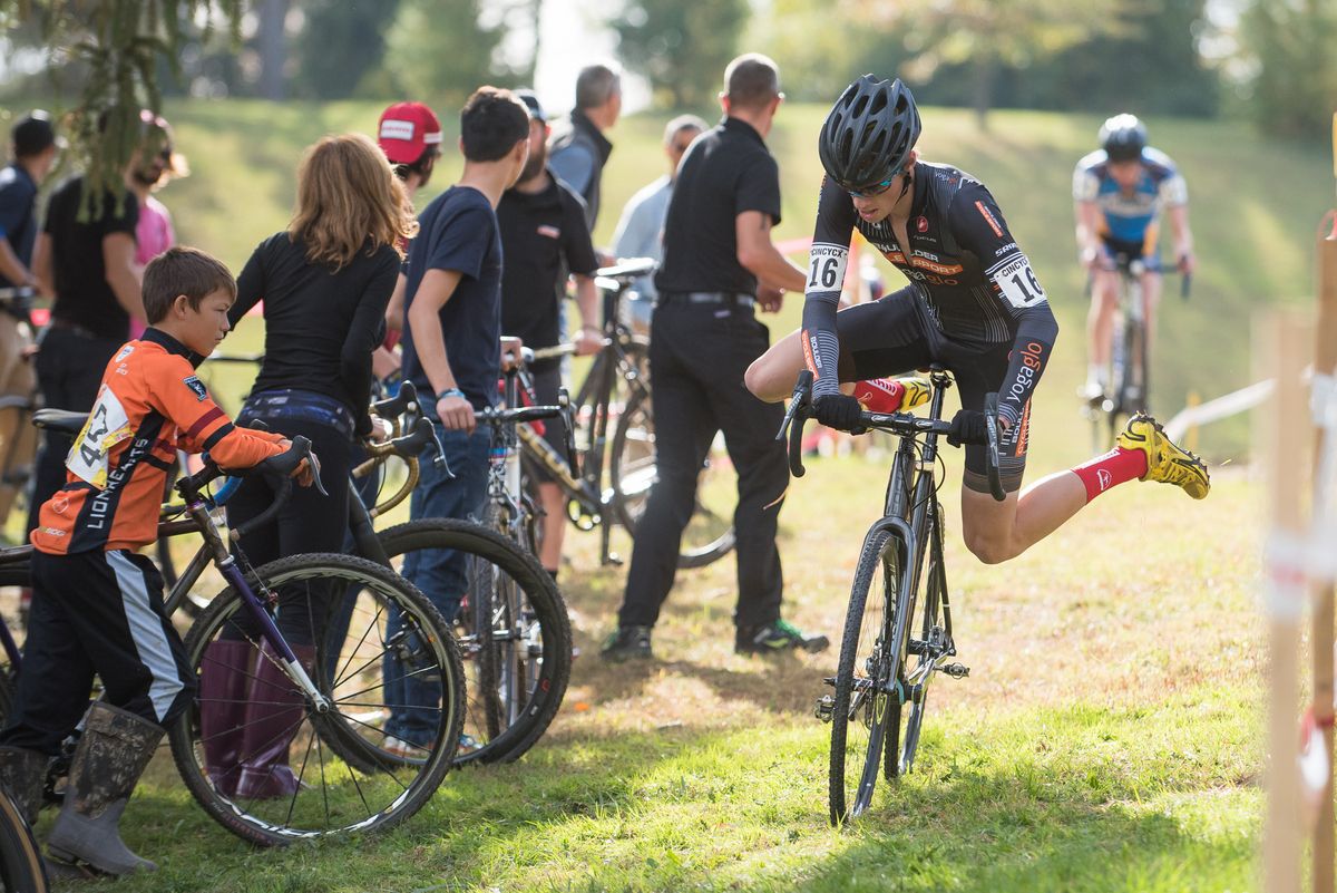 A rider makes a mid-race bike change