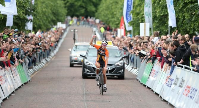 Lizzie Armitstead (Dolmans Boels) waves in celebration