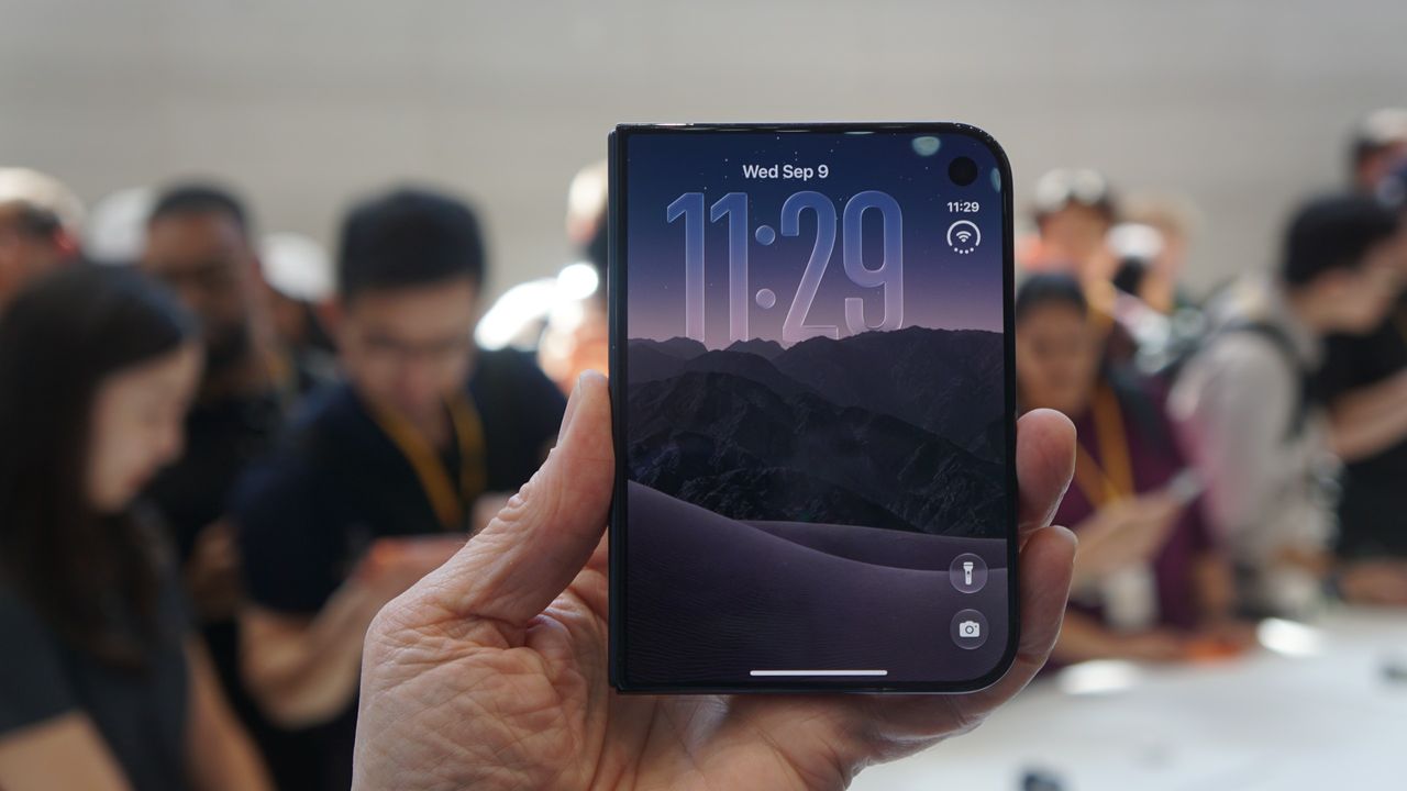 I just touched the iPhone Duo and Apple just solved the foldable crease problem in the most wonderfully basic way