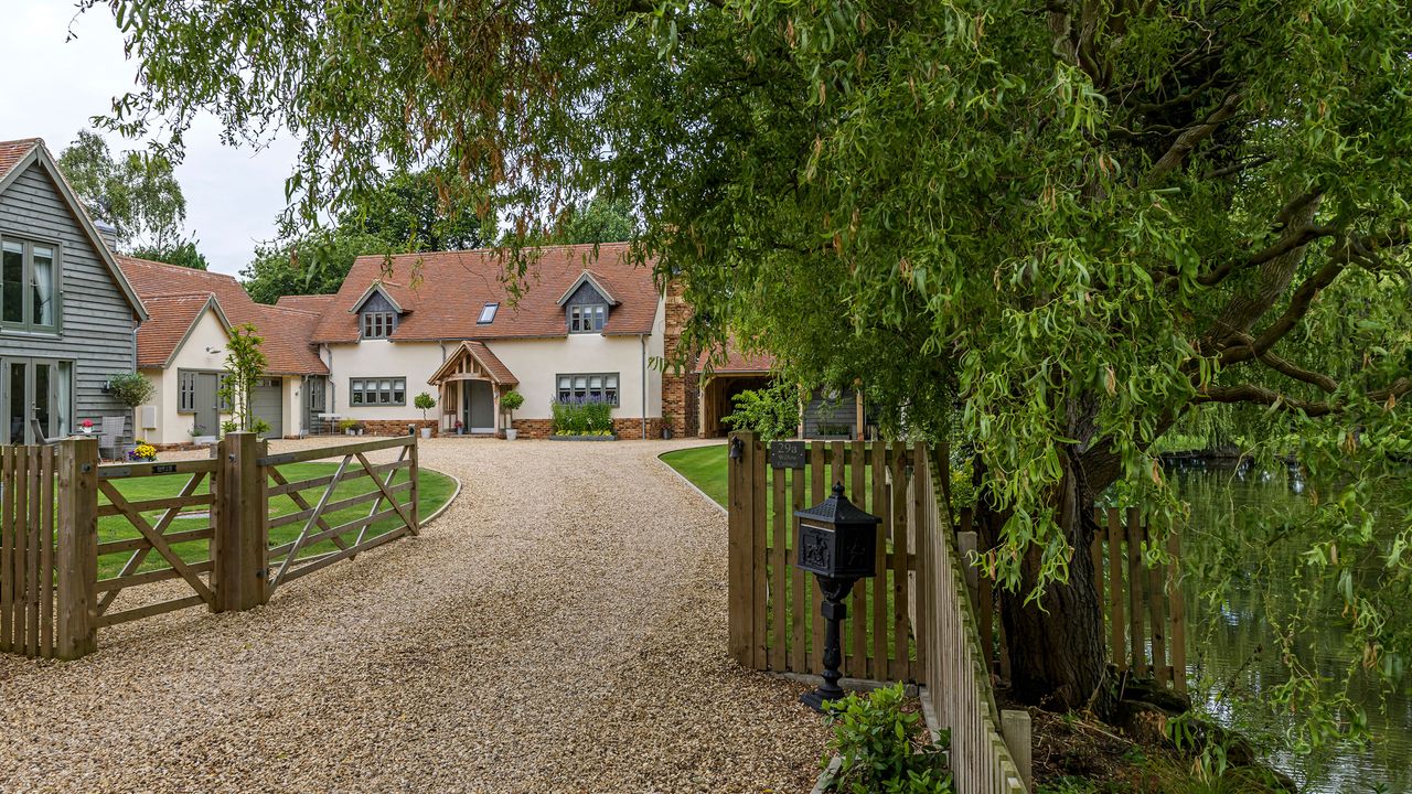 driveway gate ideas with gravel