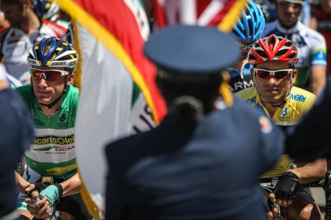 Janier Acevedo (Jamis-Hagens Berman) and Lieuwe Westra (Vacansoleil-DCM) waiting for the race start.