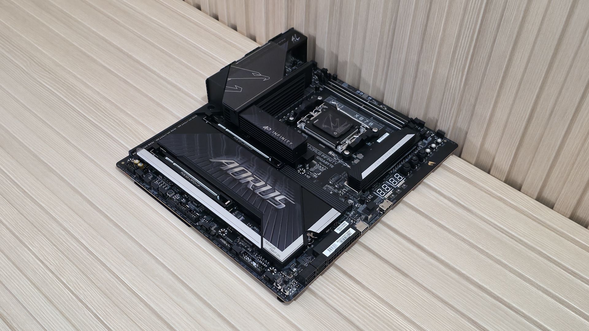 Gigabyte X870 Aorus Infinity - Board images