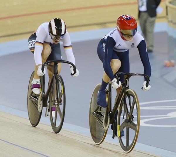 Victoria Pendleton (Great Britain) leads Kristina Vogel (Germany)