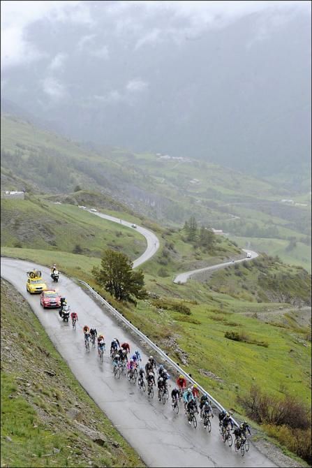 The peloton on a rainy day at the Tour de Suisse