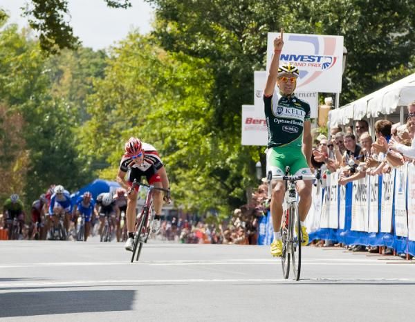 Jesse Anthony (Kelly Benefit Strategies) spoils Jackie Simes (Jamis Sutter Home) last lap attack.