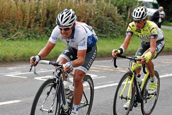 Richie Porte (Saxo Bank) and Patrik Sinkewitz (ISD - Neri) try to get across to break.