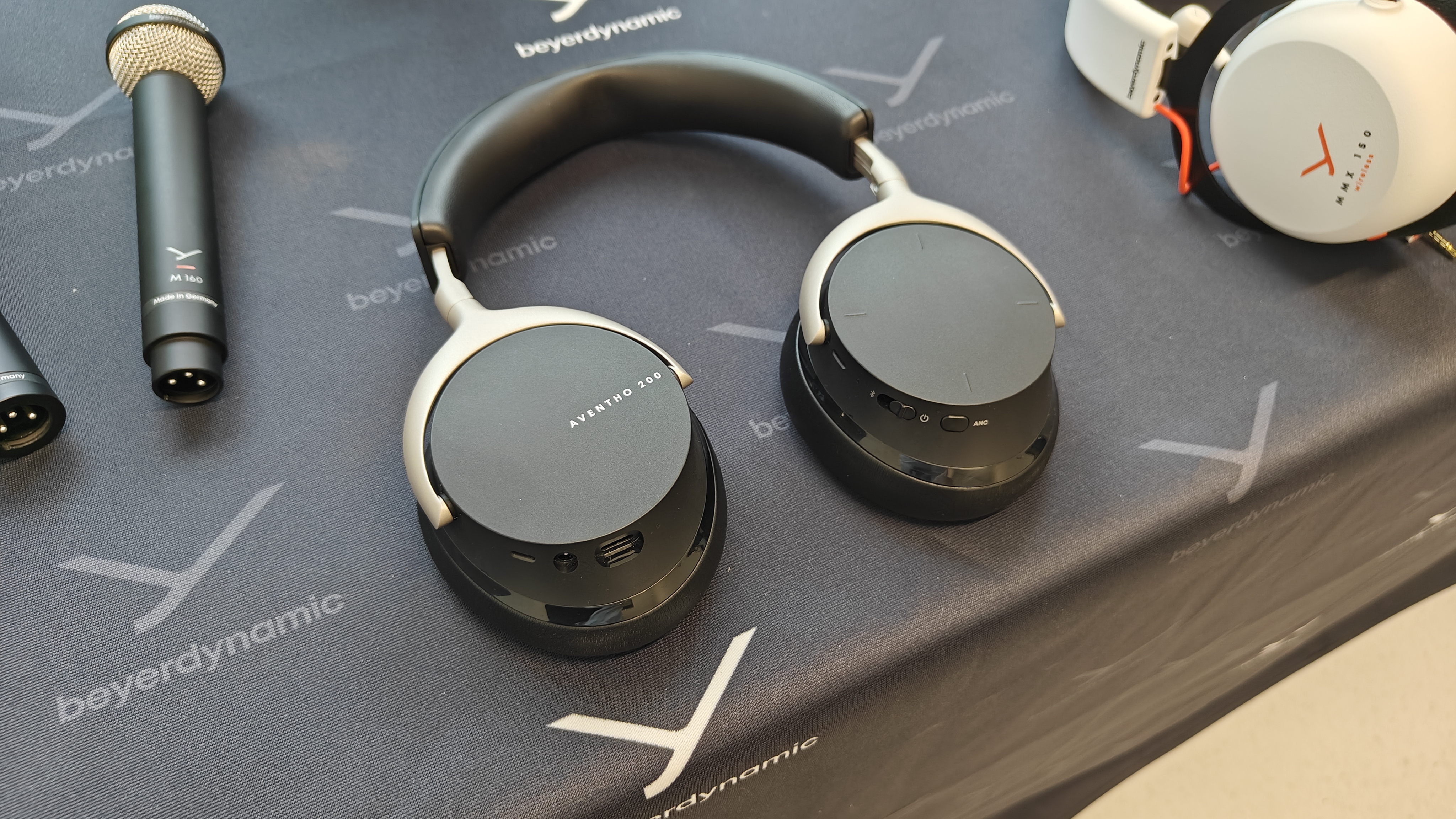 Aventho 200 on a table
