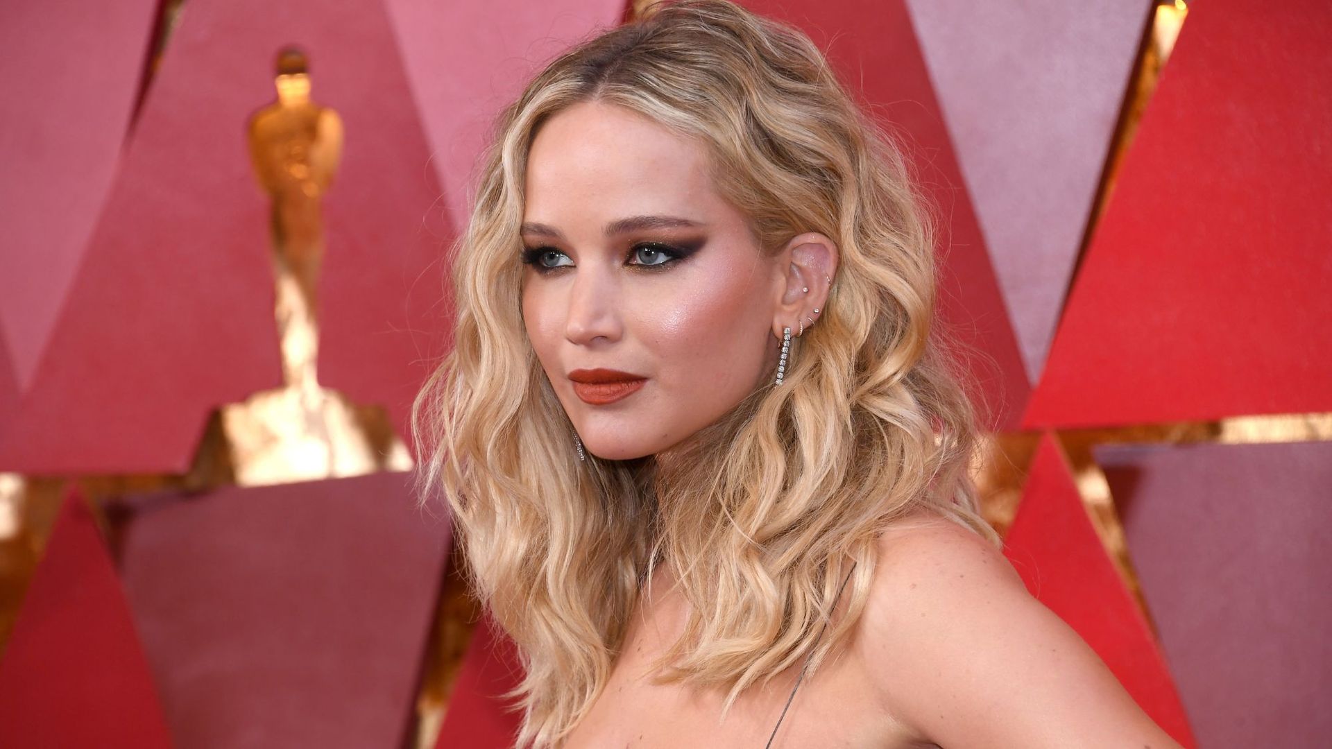 Jennifer Lawrence posing on the red carpet