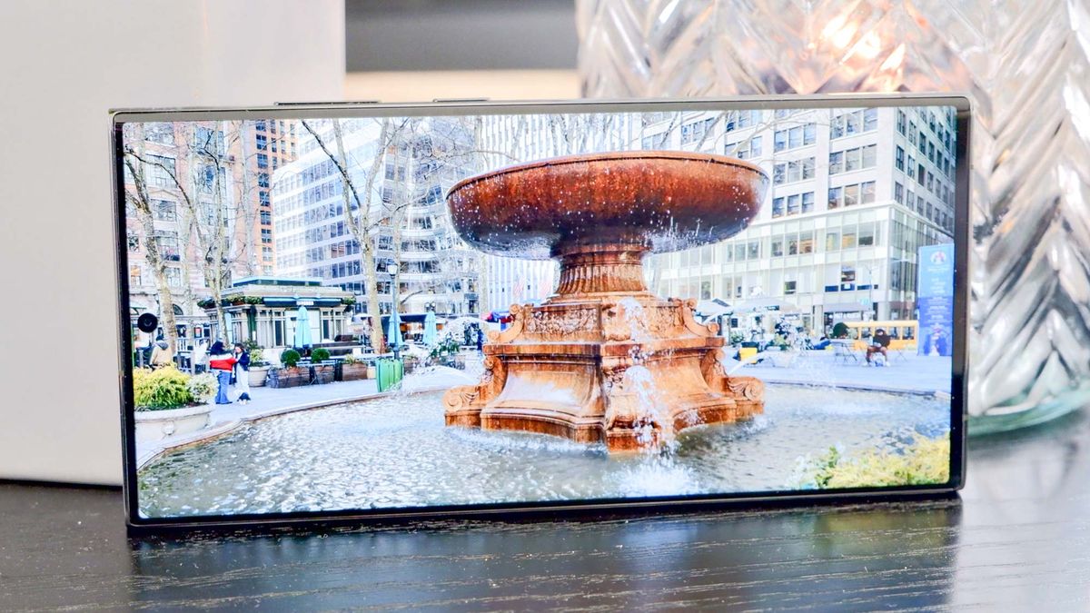 Samsung Galaxy S23 Ultra display showing fountain photo