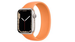Apple Watch 7 med Starlight-kasse og Marigold-rem mot en hvit bakgrunn.