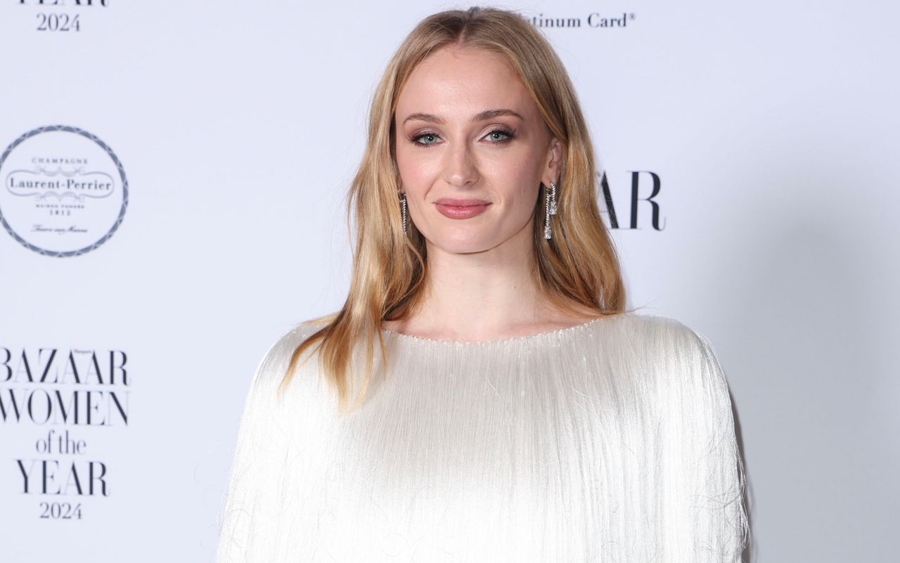 Sophie Turner on the Harper&#039;s Bazaar women of the year red carpet