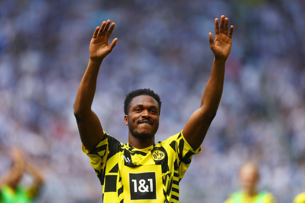 Dan-Axel Zagadou del Borussia Dortmund riconosce i fan prima della partita della Bundesliga tra Borussia Dortmund e Hertha BSC al Signal Iduna Park il 14 maggio 2022 a Dortmund, in Germania.