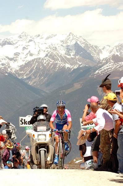 Former Giro winner GIlberto Simoni (Lampre - Farnese Vini) nears the finish.