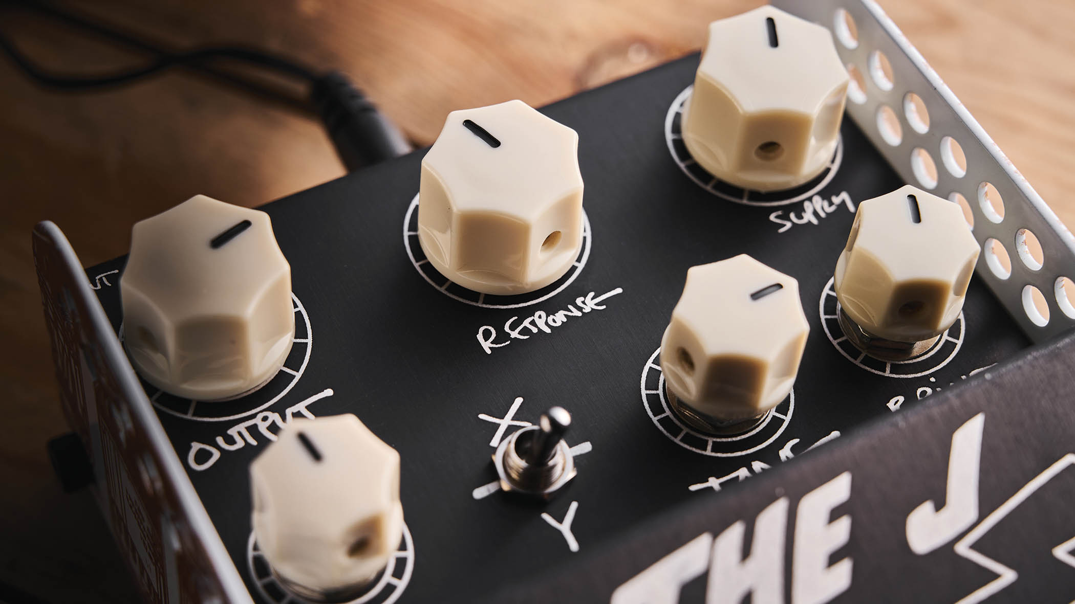 ThorpyFX x Lazy J The J: Analogue amp emulator based on the Lazy J J 20 amplifier