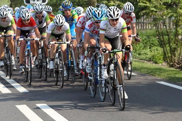 At the front of the peloton, Marianne Vos (Nederland Bloeit) leads Suzanne de Goede (Skil Koga)