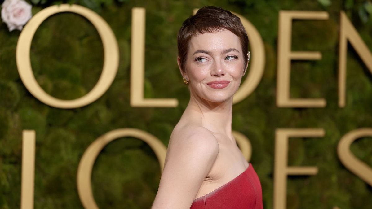 Emma Stone's Pixie Cut At The 2025 Golden Globes Is So Mia Farrow 