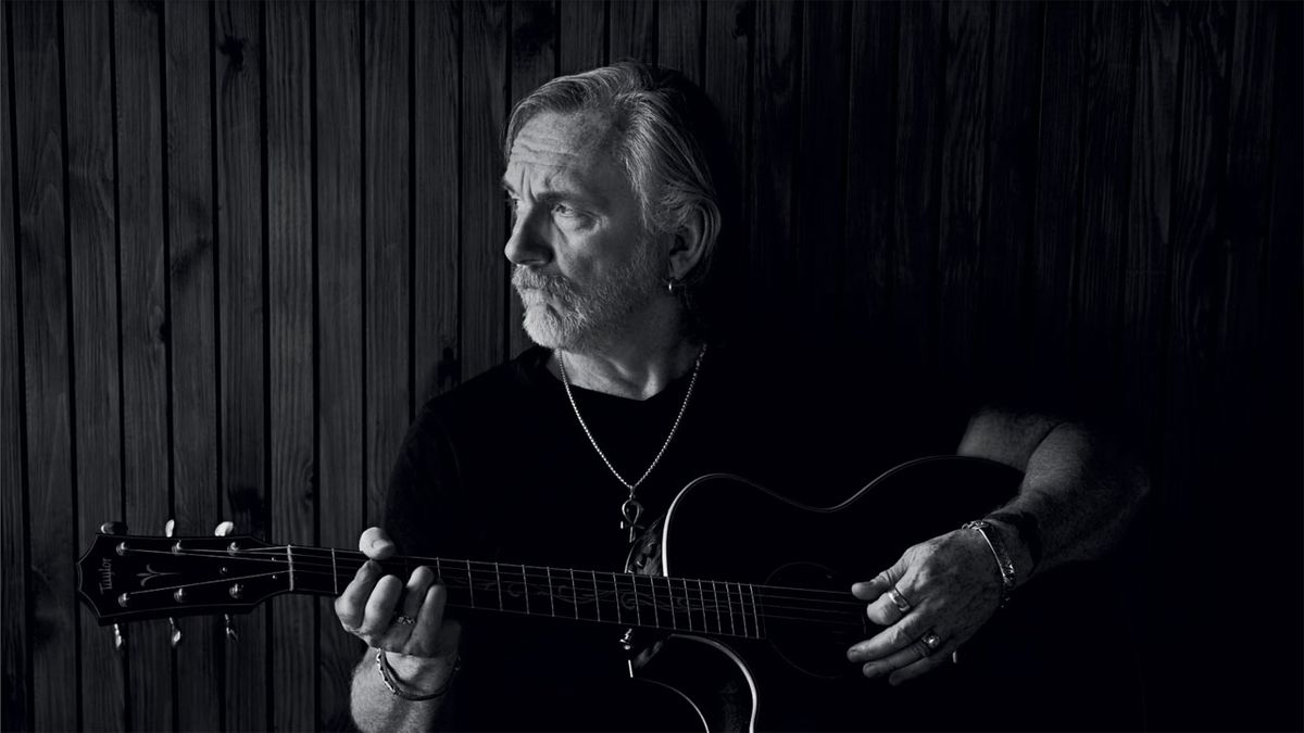 Luke Morley playing acoustic guitar