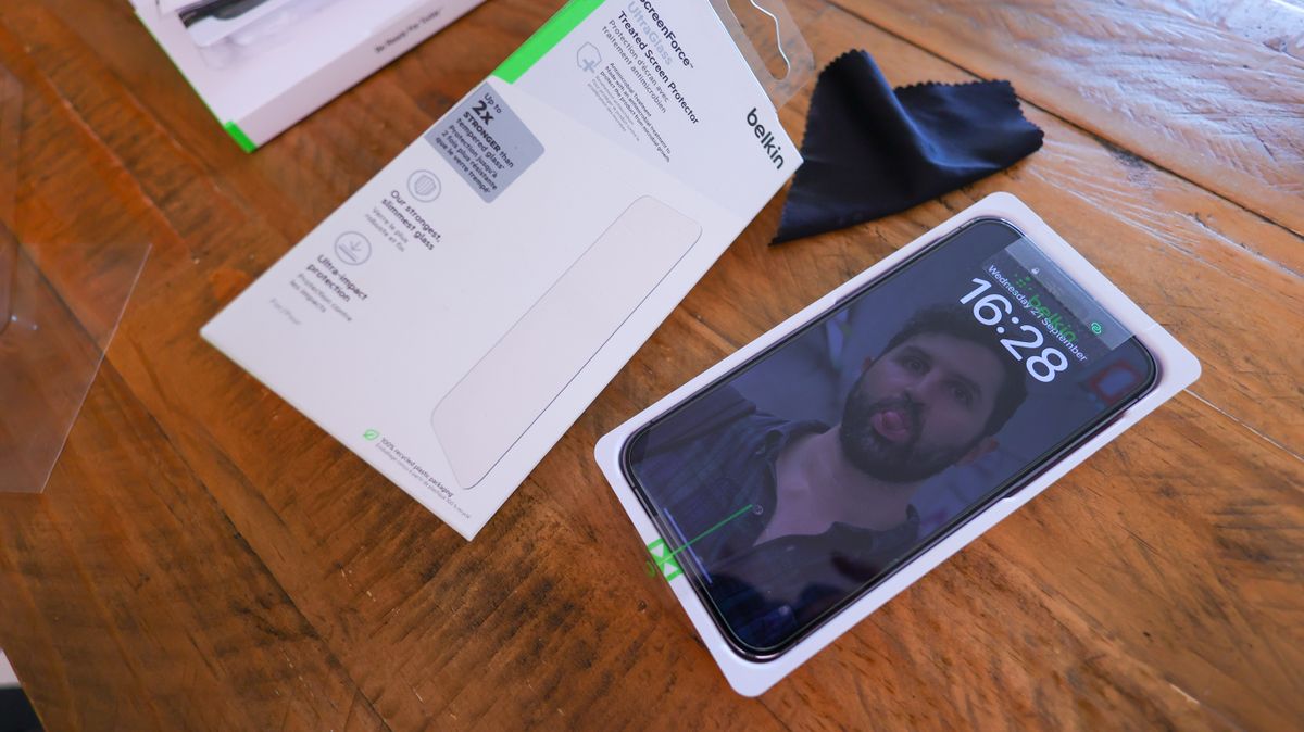 A photo of the iPhone 14 Pro Max with the Belkin screen protector