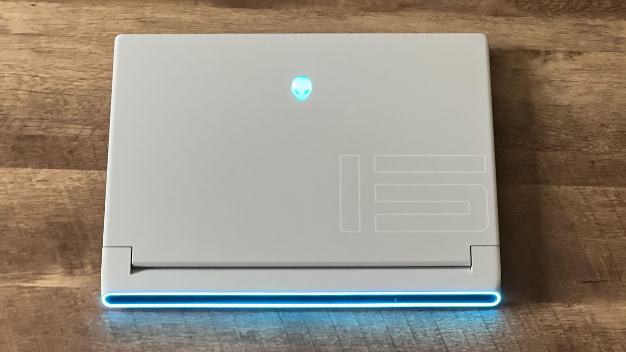 Alienware x15 R2 closed