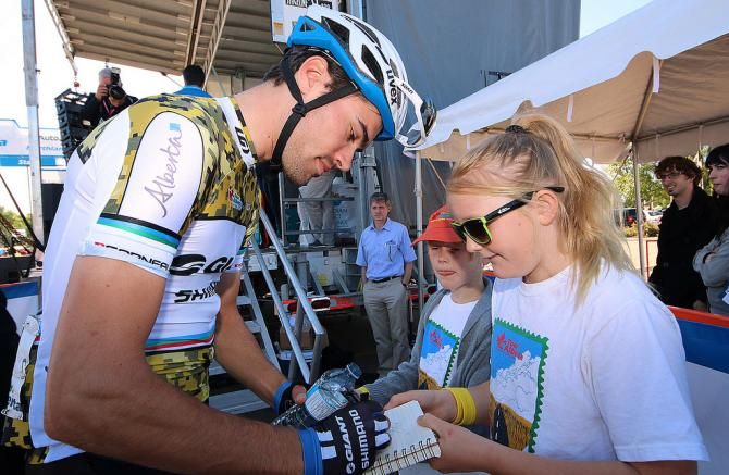 Tom Dumoulin (Giant-Shimano) takes a minute to sign autographs for the kids