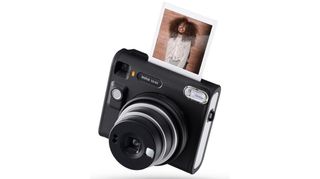 Fujifilm Instax Square SQ40 kameran mot en vit bakgrund.