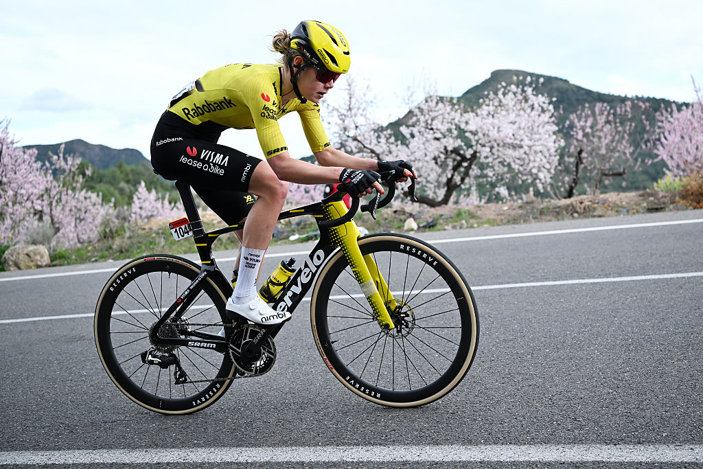VILA-REAL, ESPANHA - 13 DE FEVEREIRO: Lieke Nooijen dos Países Baixos e do Visma | A equipe Lease a Bike compete no breakaway durante a 10ª Setmana Ciclista - Volta Femenina de la Comunitat Valenciana 2026, Etapa 2 na distância de 115,5 km de Vila-Real a Vila-Real em 13 de fevereiro de 2026 em Vila-Real, Espanha (Foto de Szymon Guchalski/Getty Images)