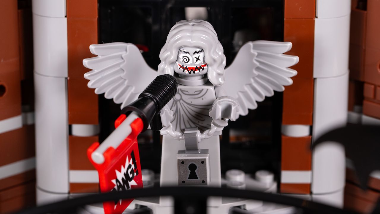 Lego DC Arkham Asylum (#76300) lego set, Arkham Statue covered in Joker graffiti