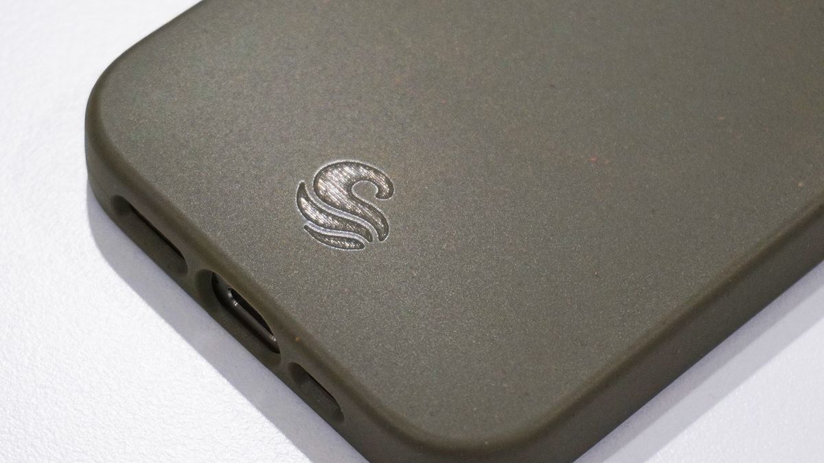Wave Case iPhone 15 Pro MagSafe logo
