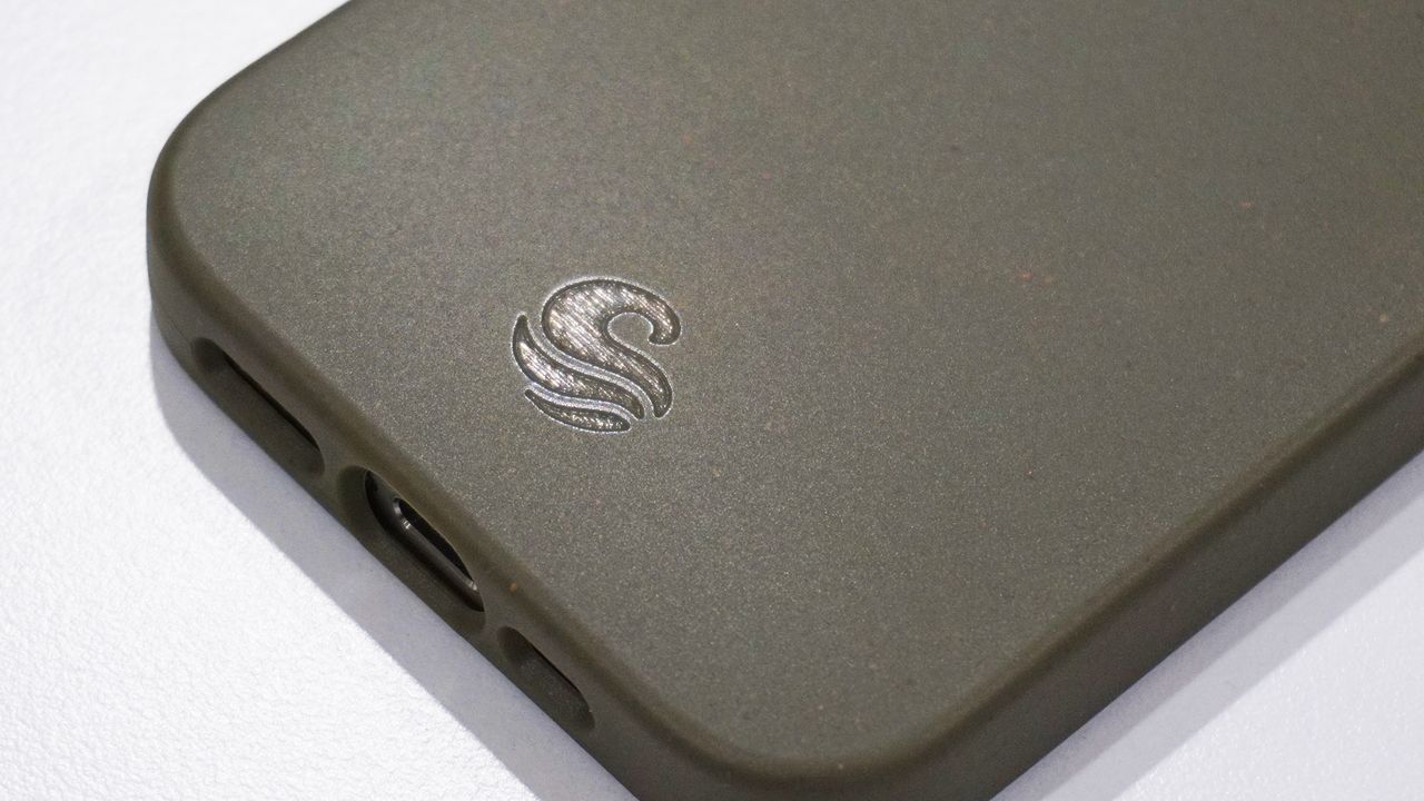 Wave Case iPhone 15 Pro MagSafe logo