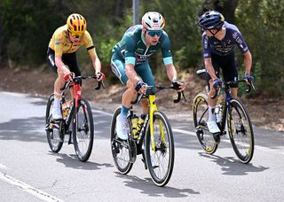 Vuelta a España stage 7 LIVE: Wout van Aert in the front group as fight to form the break continues