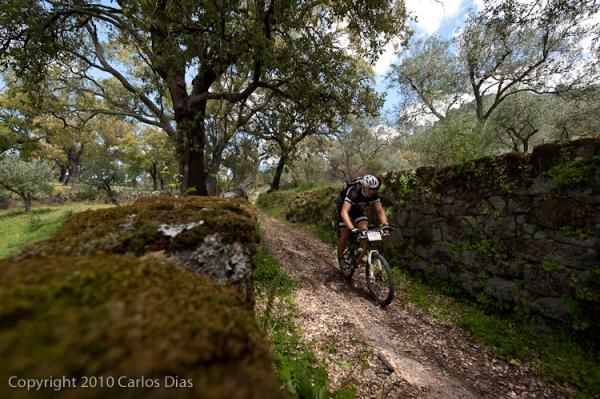 Stijn Fonck rides alone heading to Ladoeiro.