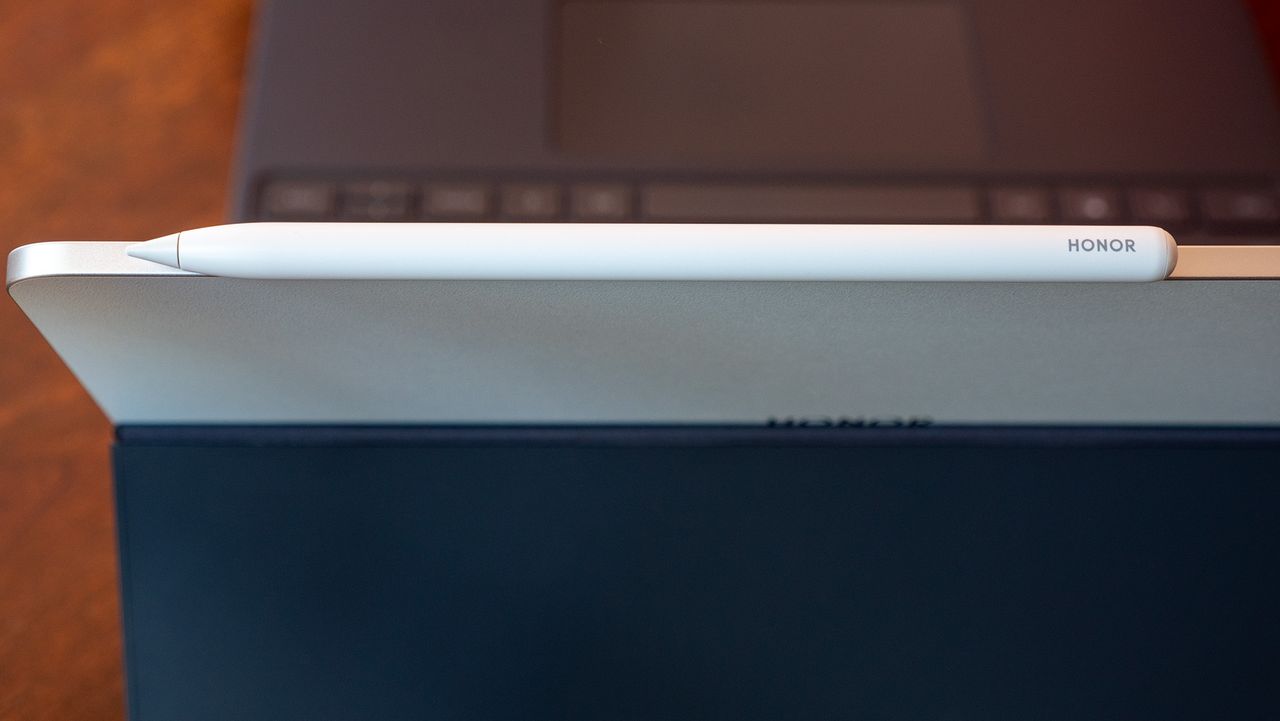 The Honor Magic Pen docked on an Honor MagicPad 3