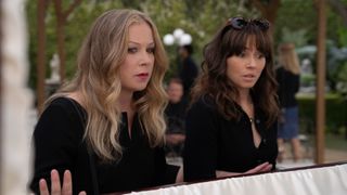 Christina Applegate as Jen and Linda Cardellini as Judy in Dead to Me season 3